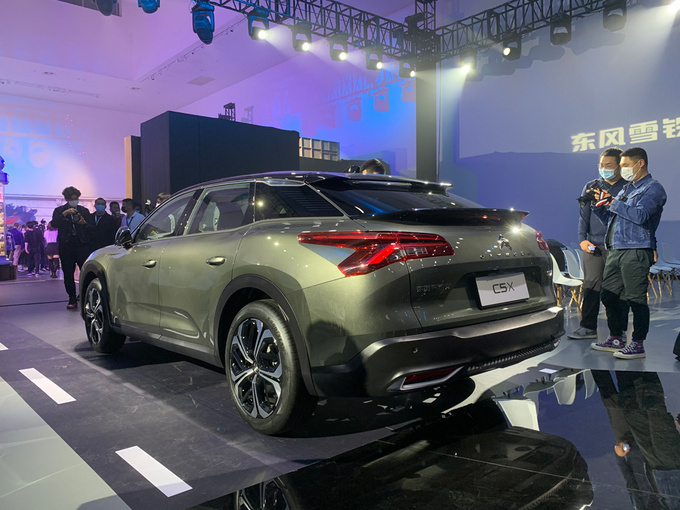 东风雪铁龙凡尔赛c5x全球首发法系全新中型跨界车