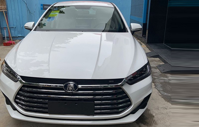 比亚迪秦Pro超越版街拍20日上市 增多项配置-图1