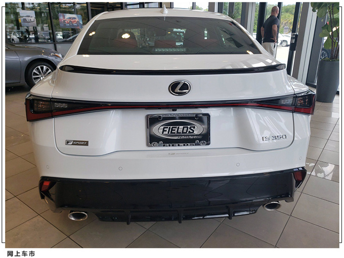 雷克萨斯全新IS实拍搭3.5L引擎/熏黑贯穿式尾灯-图3