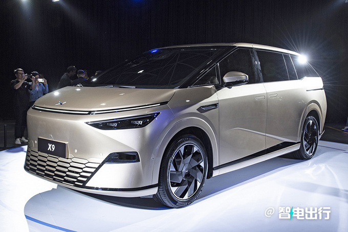 小鹏X9首发亮相比腾势D9大 全系标配后轮转向-图1