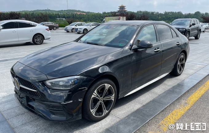 北京奔驰全新C级街拍 尺寸加长超宝马3系 9月上市-图1