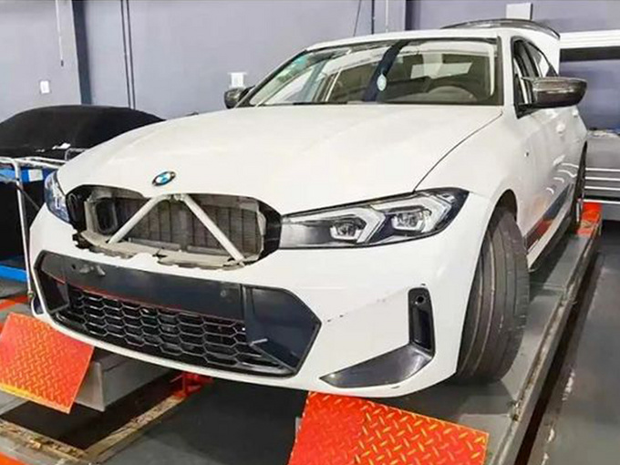 宝马全新3系曝光升级悬浮式双联屏/前脸换新造型-图1