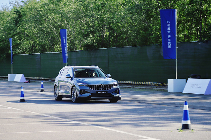 场地试驾岚图FREE 零百加速4秒的SUV是什么体验-图6