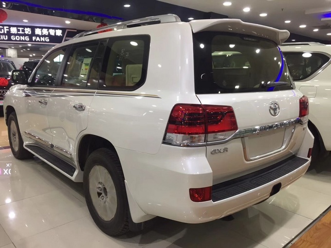 2018款丰田酷路泽4600 八气囊V8底挂绞盘-图3