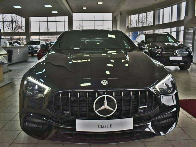 梅赛德斯-AMG E63四门版实拍外观低调性能超群-图1
