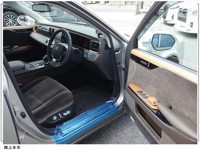 丰田旗舰轿车实拍搭5.0L混动/气场不输宾利飞驰-图6