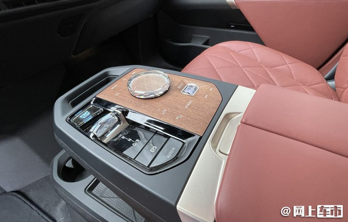 宝马iX国内到店实拍年内上市 预计73万元起售-图5