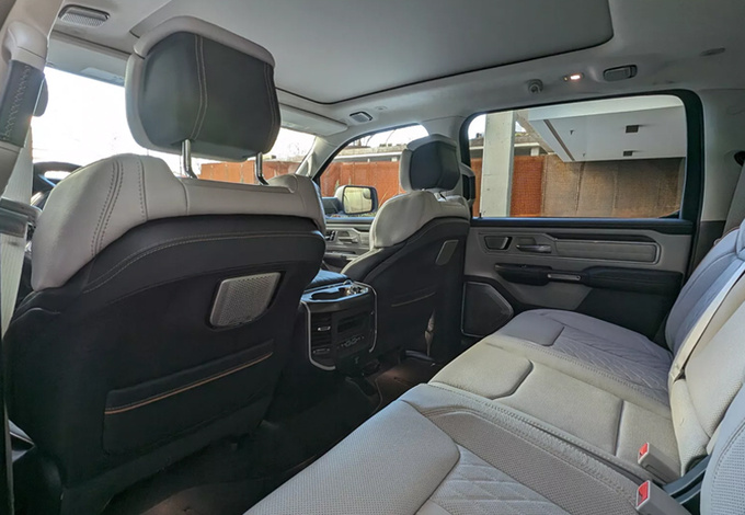 2025款RAM公羊曝光搭汽油3.0T V6有史以来最豪华-图9