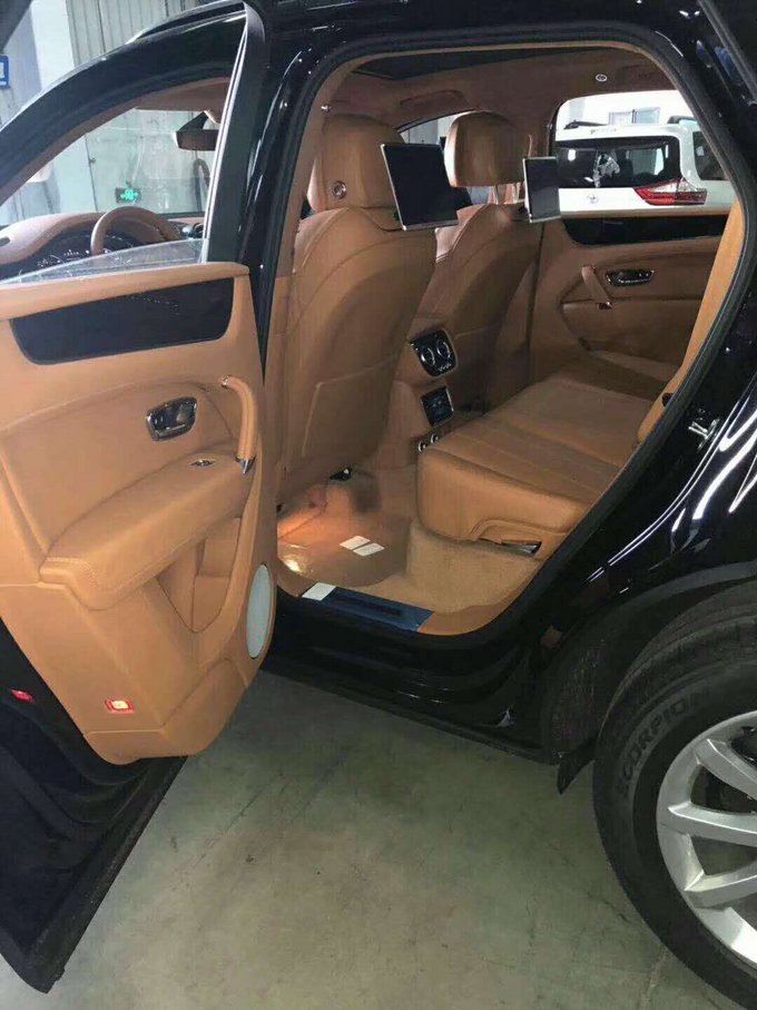 18款宾利添越4.0T 柴油V8五座报价258万-图6