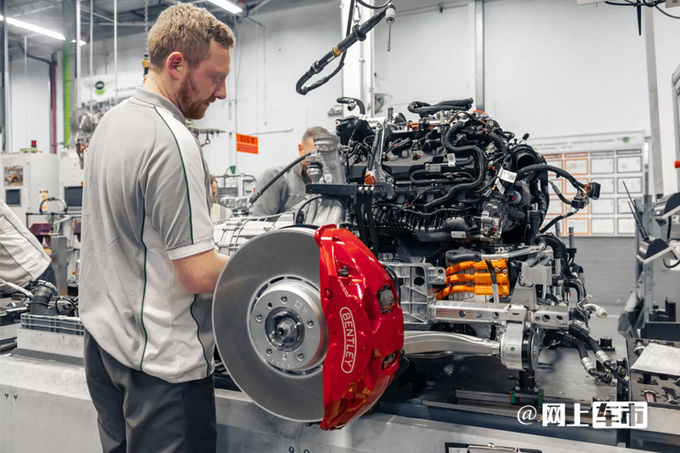 宾利将停售V8W12燃油车换搭全新混动引擎-图2