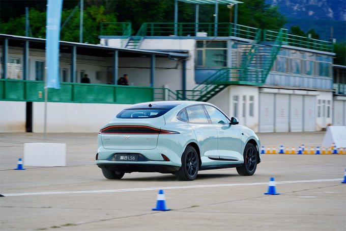 场地体验史上最强6系智己LS6的智驾表现和性能操控如何-图17