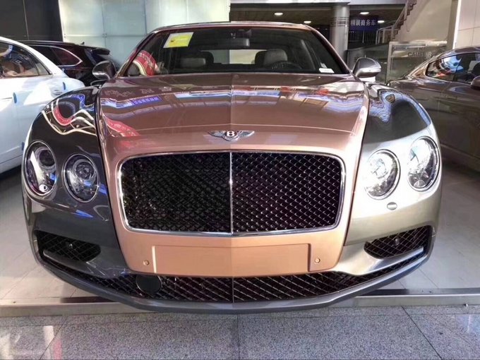 18款宾利飞驰展位现车 限量双色特惠专场-图2