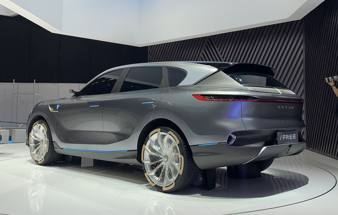 岚图首款量产中大型SUV曝光 两种动力版本 明年上市-图3