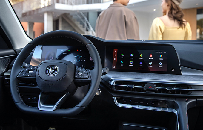 长安新CS35PLUS内饰曝光升级大联屏 预计7万起售-图2