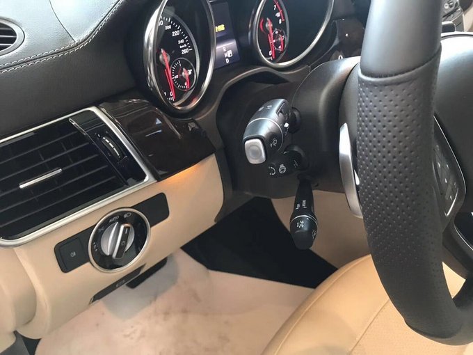 18款奔驰GLS450 红色靓眼外观时尚感爆棚-图4