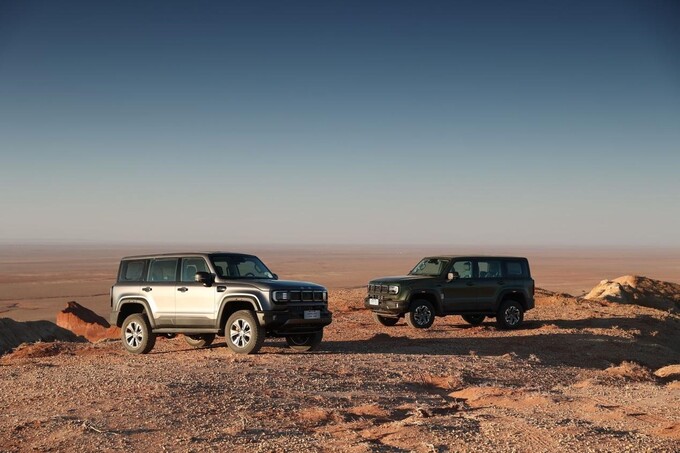 18.98万元全新BJ40刀锋英雄版上市全时四驱+三把锁-图1