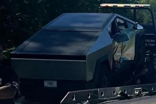 特斯拉Cybertruck终于在马路上被撞了损毁很严重-图5