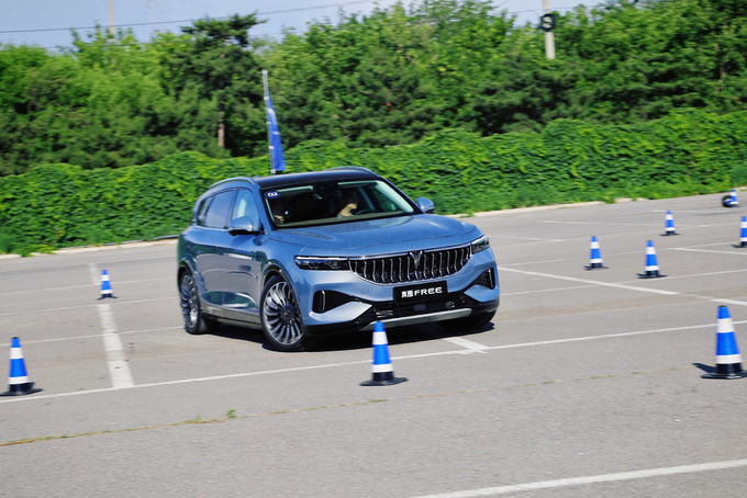 场地试驾岚图FREE 零百加速4秒的SUV是什么体验-图9