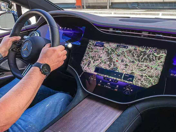 奔驰全新EQS内饰实拍曝光搭56英寸异形曲面屏幕-图1