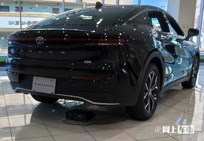 丰田全新皇冠到店实拍下月国内开售/比凯美瑞好看-图3