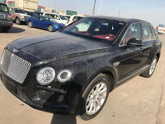 18款宾利添越4.0柴油V8 钢琴黑4座行动价-图3