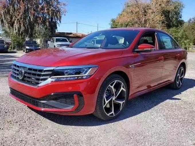 大众新款帕萨特实拍搭2.0T引擎/配炭黑扰流板-图1