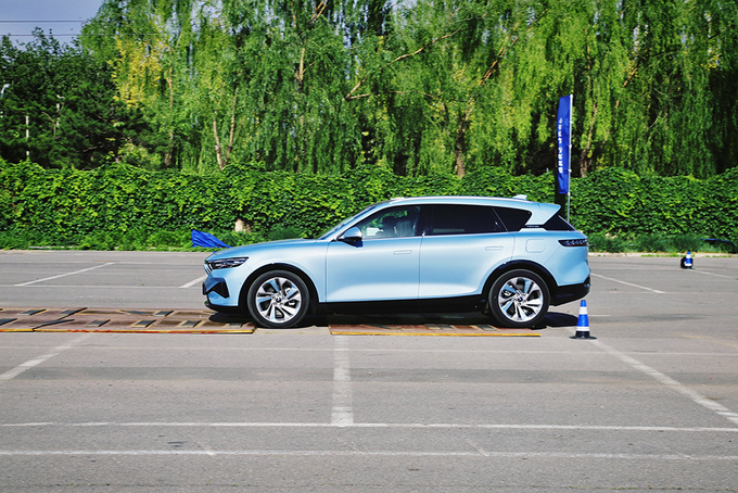 场地试驾岚图FREE 零百加速4秒的SUV是什么体验-图10