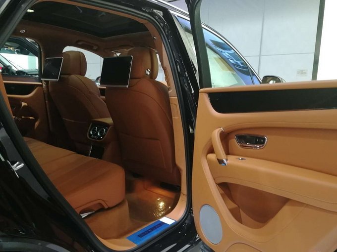 18款宾利添越4.0T柴油V8 五座越野引骚动-图6