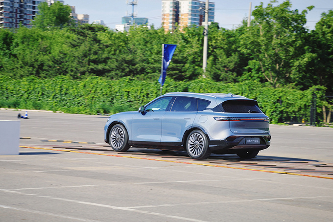 场地试驾岚图FREE 零百加速4秒的SUV是什么体验-图11