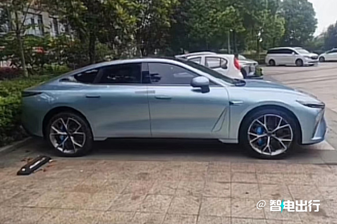 星途ES最新街拍内饰酷似Model 3 竞争比亚迪汉EV-图3