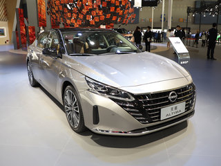 日產(chǎn) 天籟 380 燃油版 金色