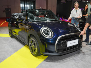 MINI CABRIO 纯电蓝色
