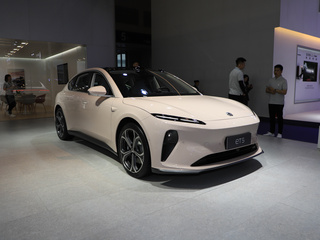 蔚来 ET5  粉色