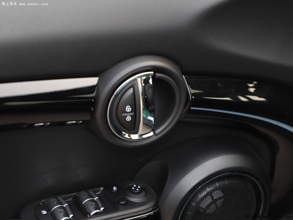 黑色mini 2021款 1.5t cooper 艺术家五门版内饰中控