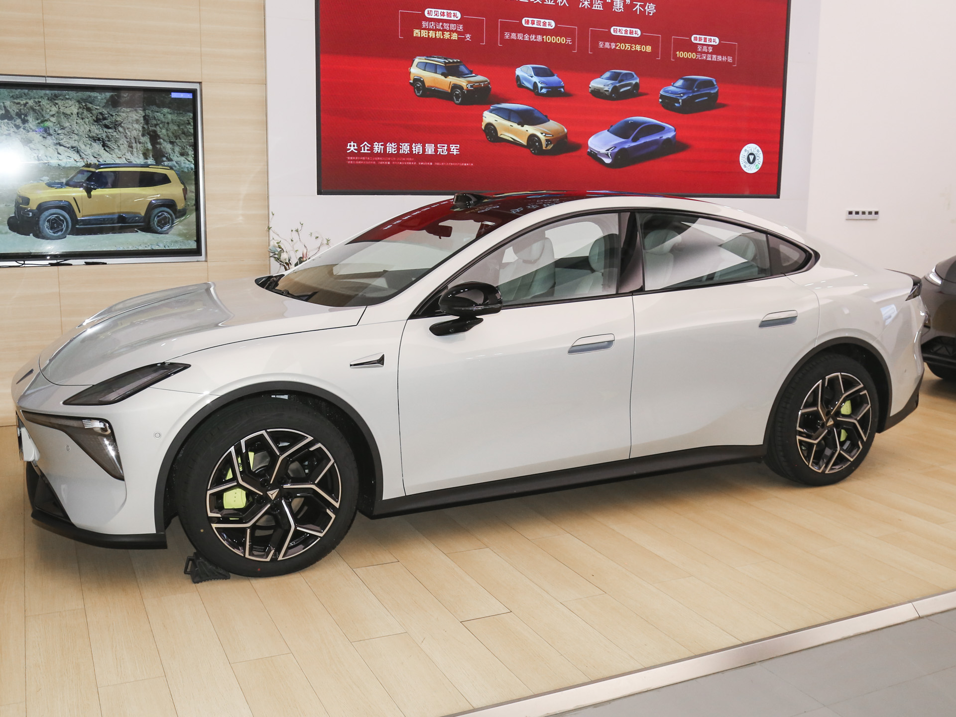 深藍(lán)L06 圖片