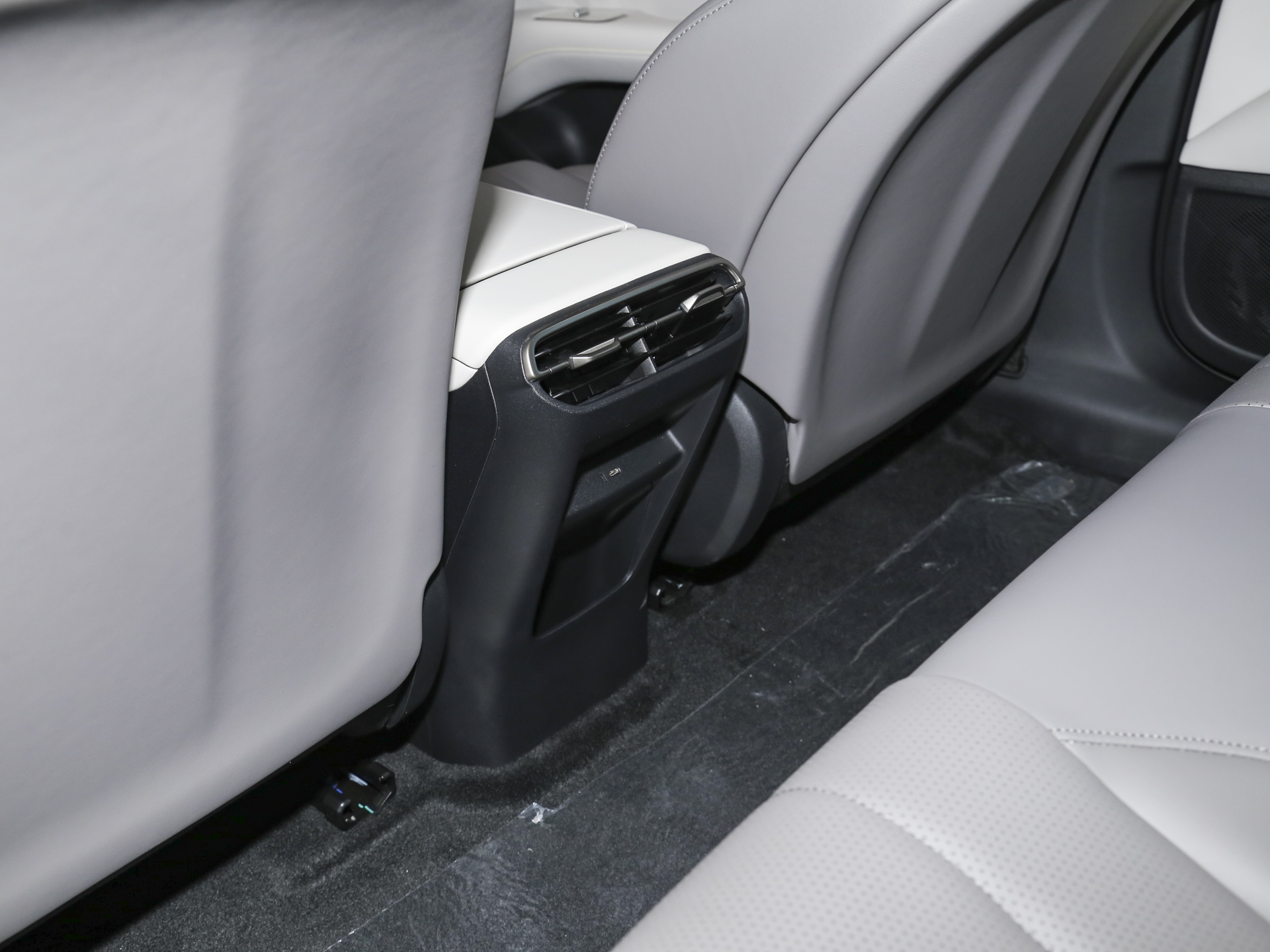 深藍(lán)L06 圖片