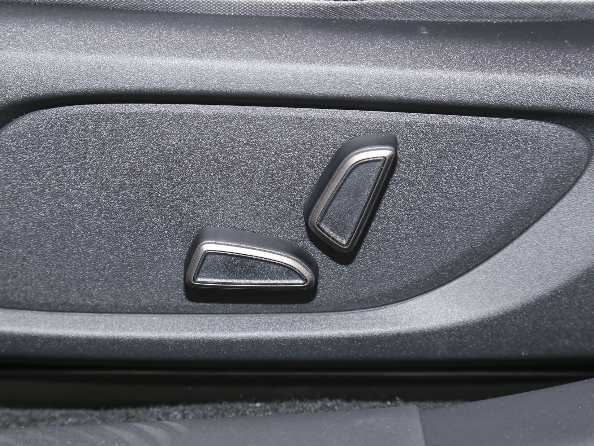 深藍(lán)L06 圖片