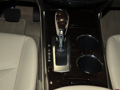 东风日产 2.5L 挂档把手特写