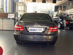 北京奔驰  E260L CGI 1.8T AT 车辆正后方尾部视角