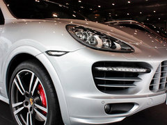 保时捷  Cayenne Turbo 4.8 AT 车辆右前大灯45度视角