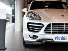 保时捷  Cayenne Turbo 4.8 AT 车辆右前大灯正视图