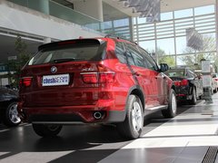 宝马(进口)  X5 xDrive35i 3.0T AT 车辆右侧尾部视角