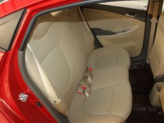 北京现代  瑞纳 1.4 GT AT 第二排座椅45度视角
