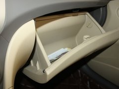 北京现代  三厢 1.4L 自动 手套箱细节特写