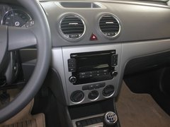 上海大众 朗逸 1.6 MT 中控台仪表下方45度特写