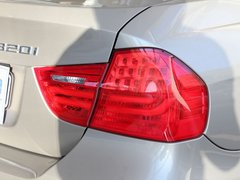 华晨宝马  320i 2.0 AT 车辆右后大灯45度视角