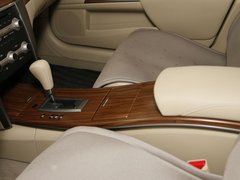 东风日产  公爵 2.5 XV CVT 前排座椅中央中间