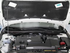 东风日产  公爵 2.5 XV CVT 发动机局部特写