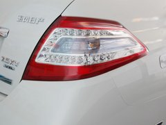 东风日产  公爵 2.5 XV CVT 车辆右后大灯45度视角