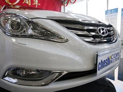 北京现代  第八代索纳塔 2.4 TOP AT 车辆车头部分特写